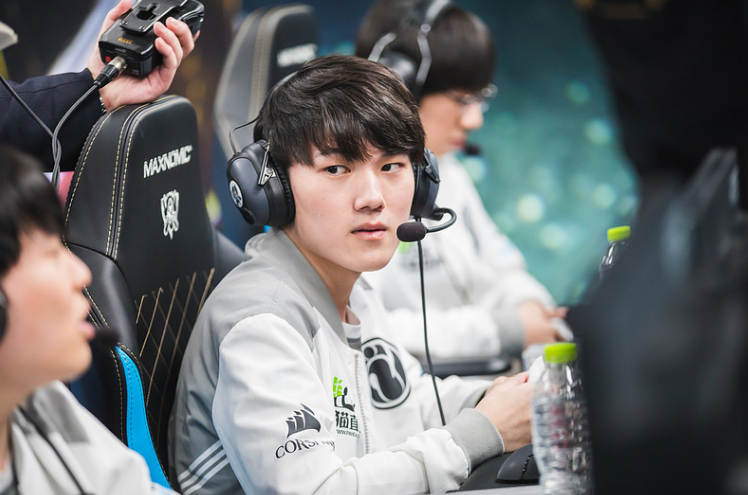 FNC轻取HKA，JackeyLove拿下关键大龙宿敌对决四强赛，技惊四座