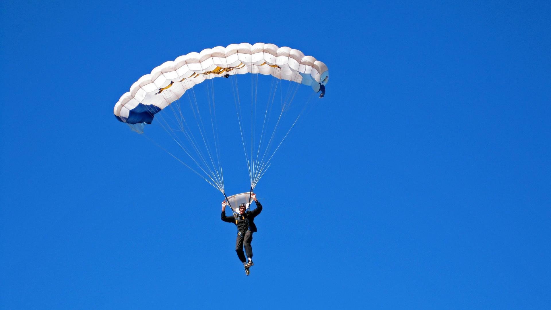 冰火两重天，爱德华兹的火焰与勇士的锁链